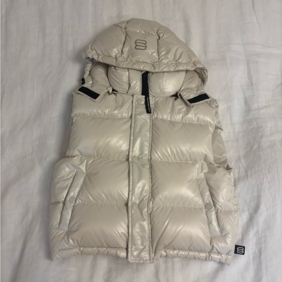 Aritzia Jackets & Blazers - Aritzia - The Super Puff™ - Shorty Vest - Hi-Gloss - Birch - Size XXS/2XS !! 🤍